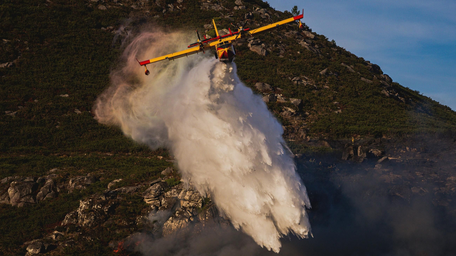 Un hidroavión trabaja en las tareas de extinción del incendio de Porto do Son.