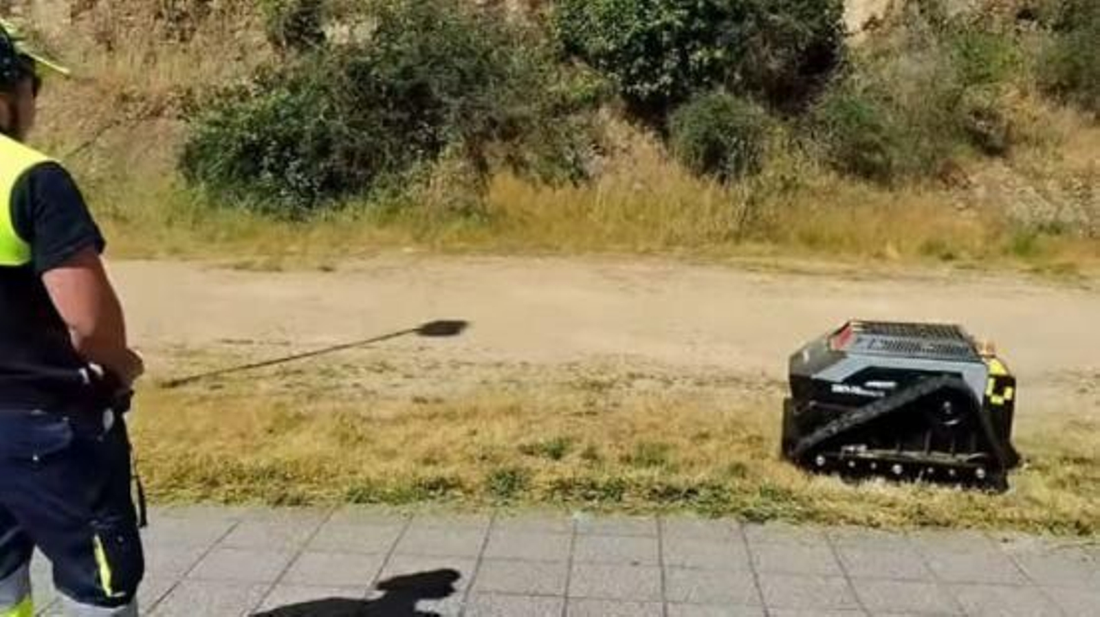 El robot del Concello de Barbadás cortando las zonas de difícil acceso.