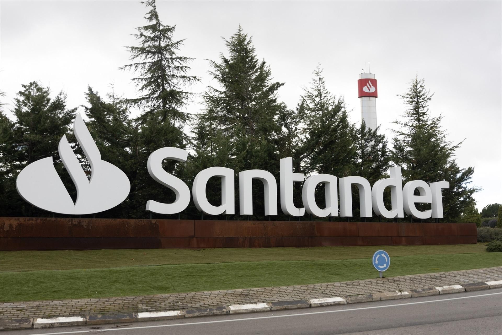 Exteriores de la ciudad financiera del Banco Santander