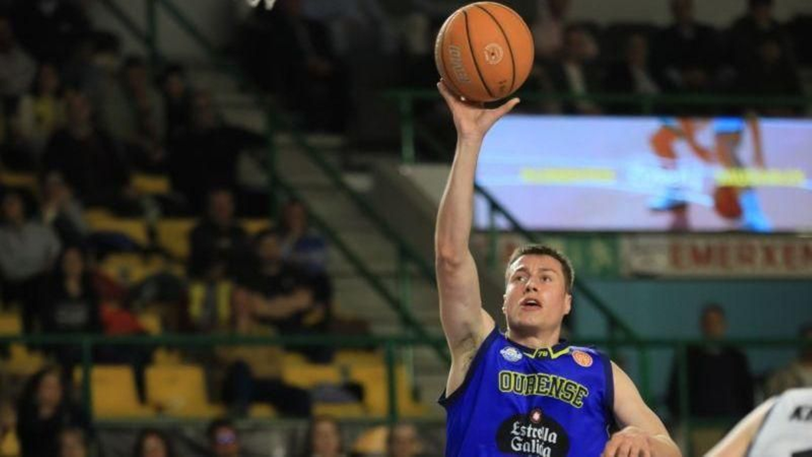 El escolta del COB Martín Fernández lanza a canasta en un partido en el Pazo de esta temporada.