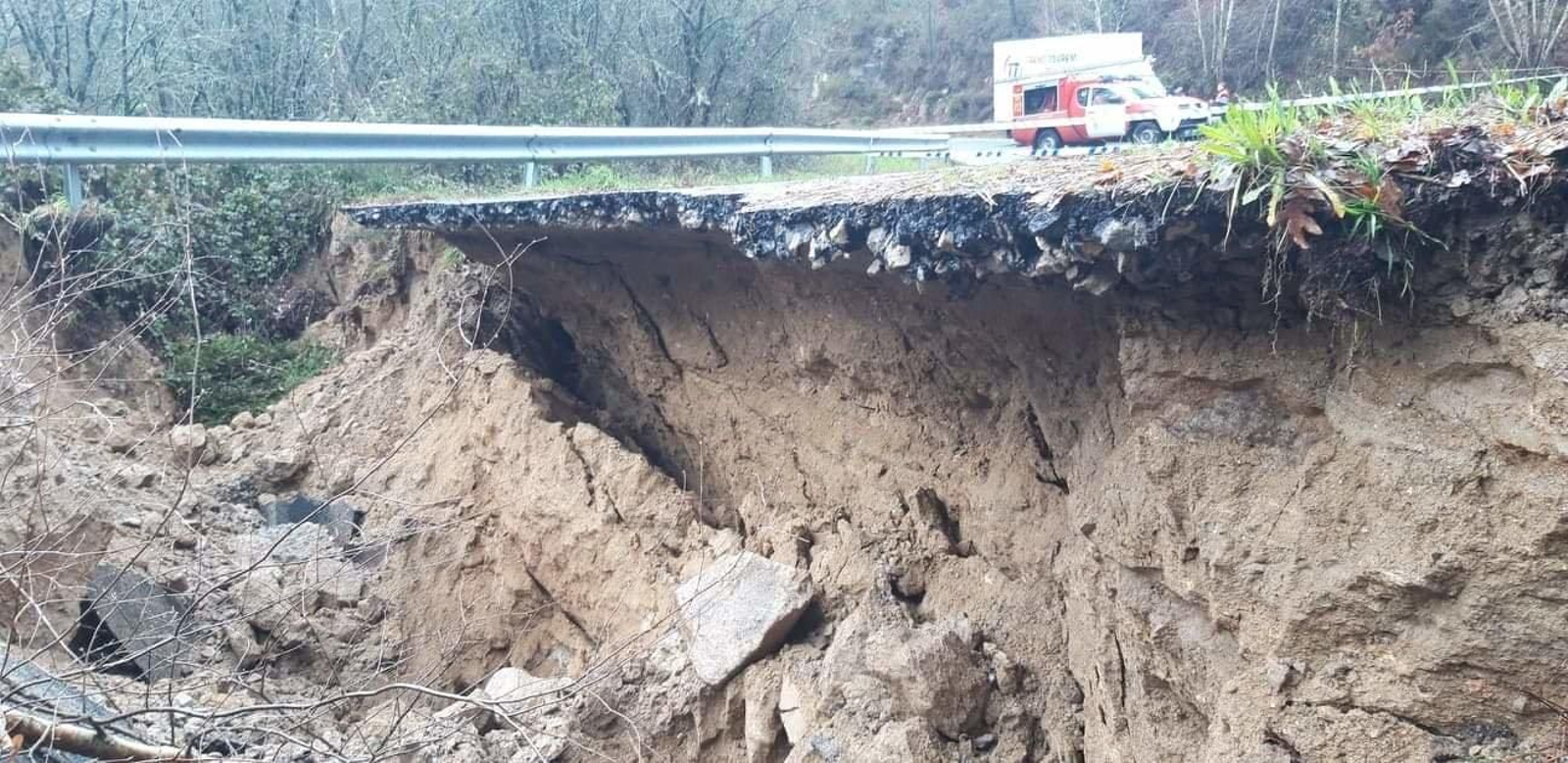 Cortadas las carreteras que unen Farnadeiros y Lobios y O Toxal a Saínza