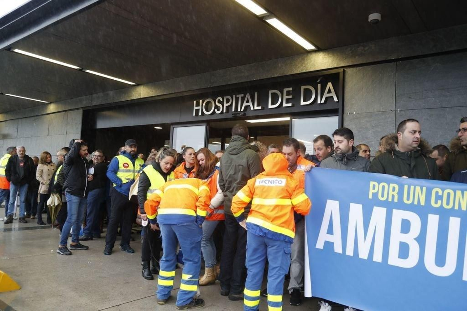 Trabajadores de las ambulancias, en el Cunqueiro.