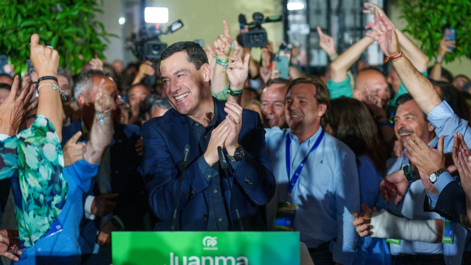 El candidato del PP andaluz a la reelección, Juanma Moreno, celebra los resultados electorales.