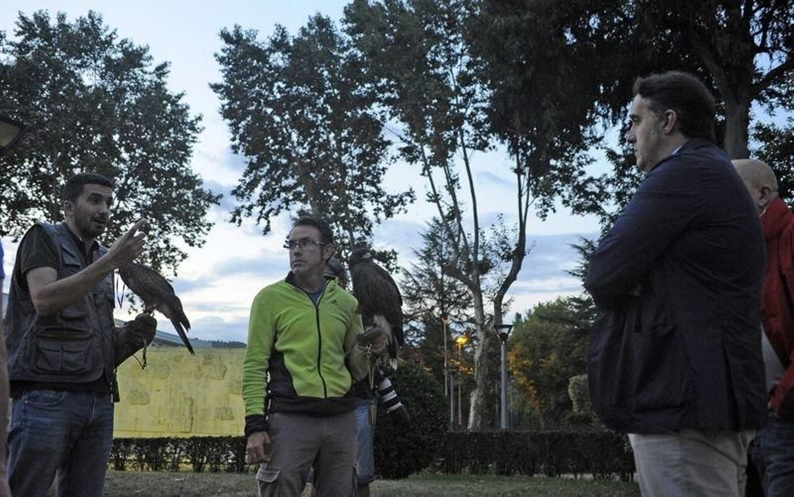 Juan Fraga le explica al concejal Jorge Pumar la intervención (MARTIÑO PINAL).