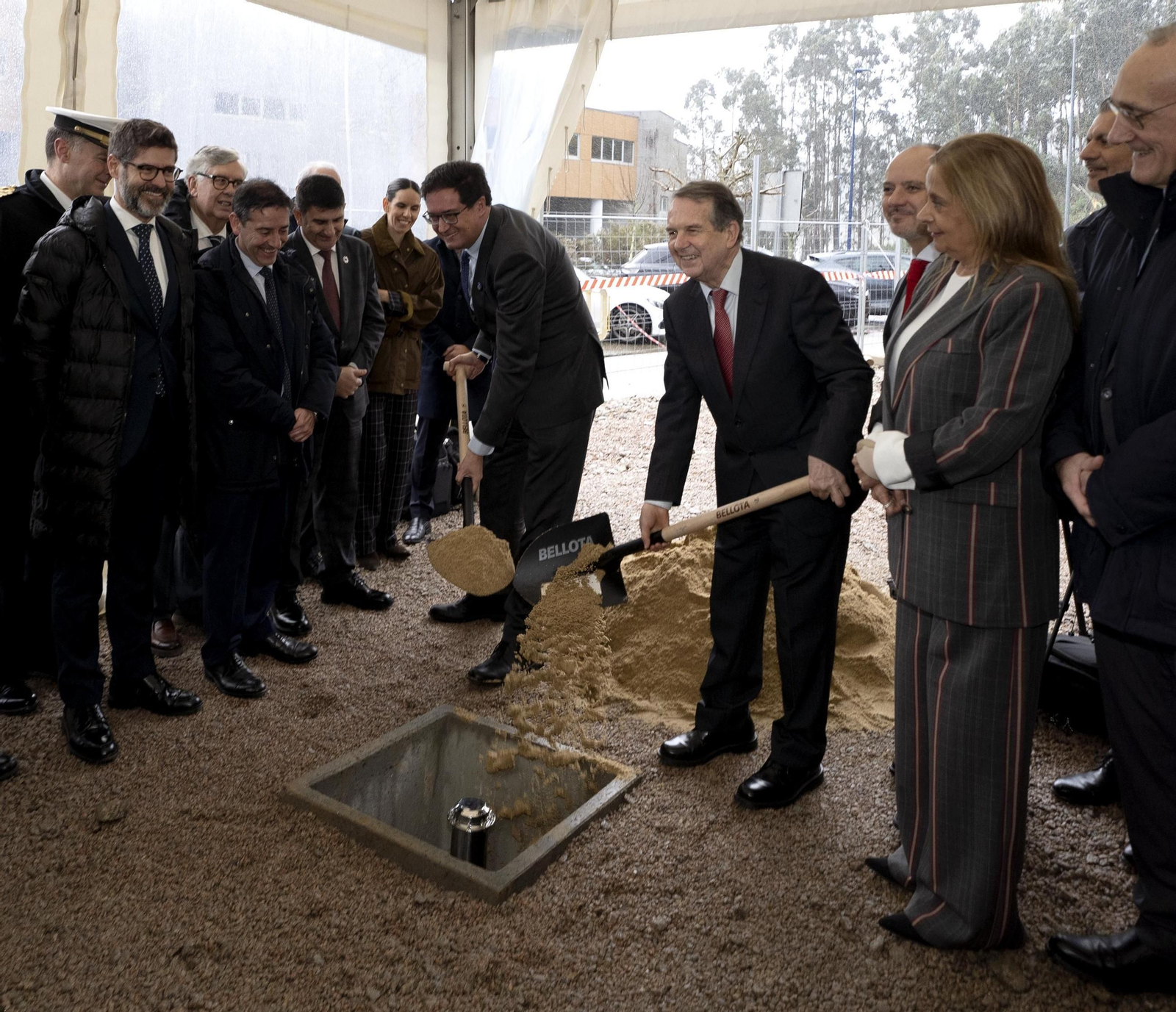 El ministro Óscar López y el alcalde Caballero colocando la primera piedra de Sparc en el PTL vigués en enero.