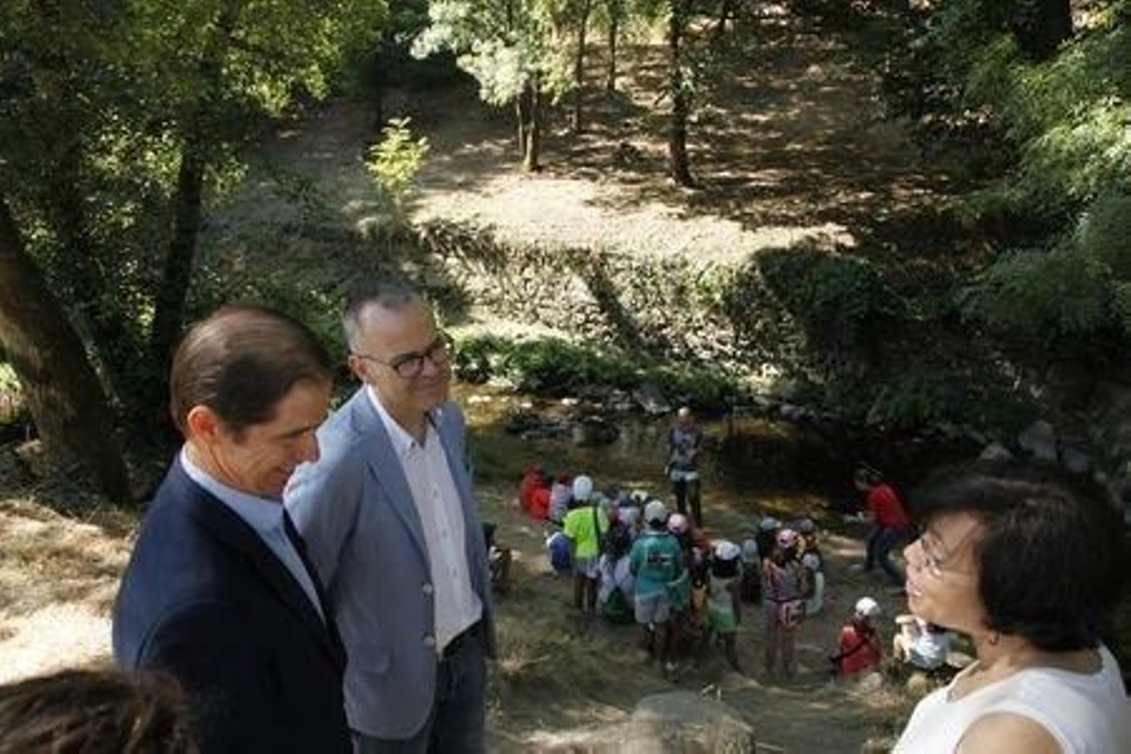 Francisco Marín y Jesús Vázquez, con una monitora y niños en la desembocadura del Loña.