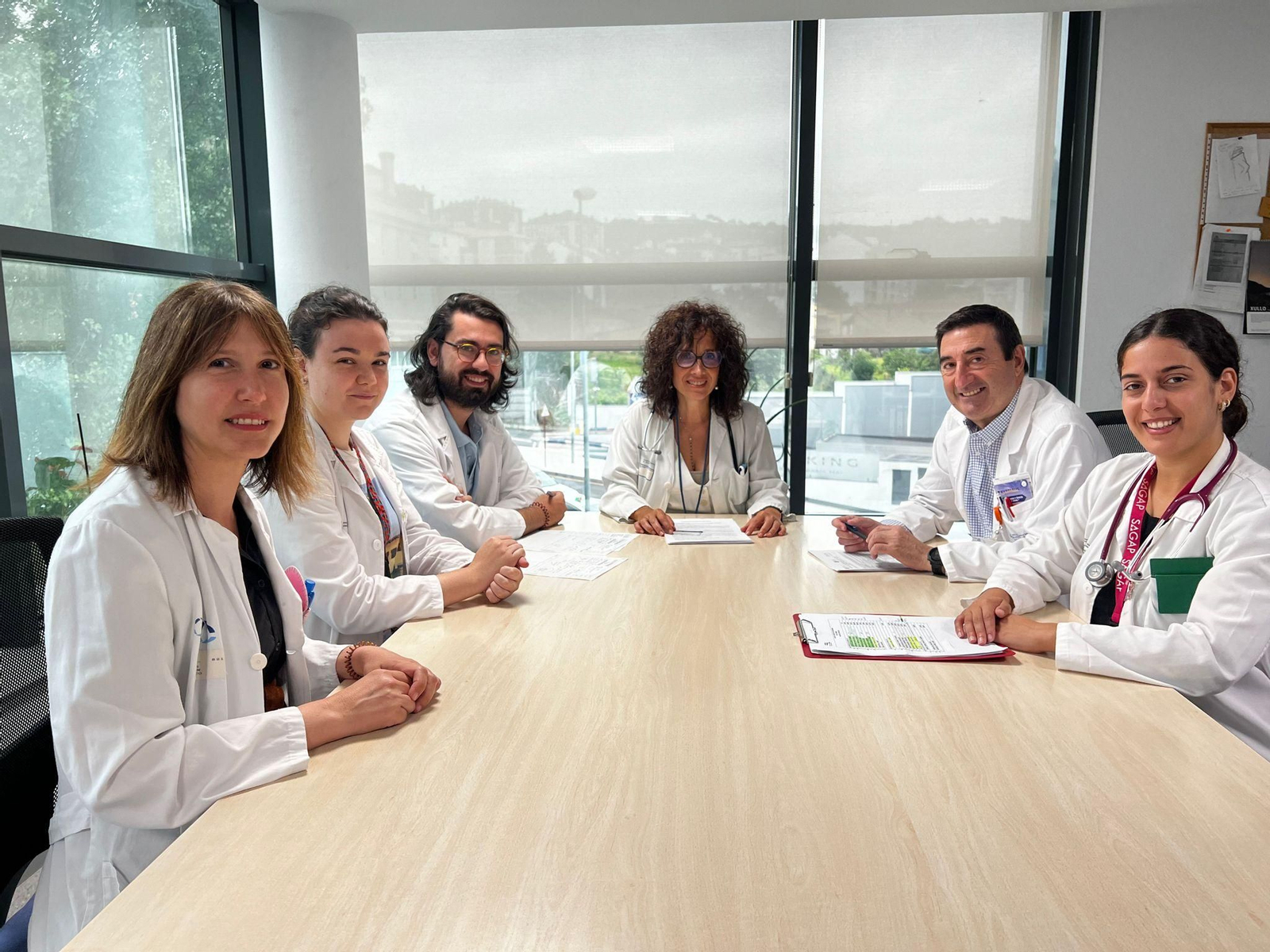 Parte del servicio de Nefrología del CHUO, con Cristina Pérez en el centro.