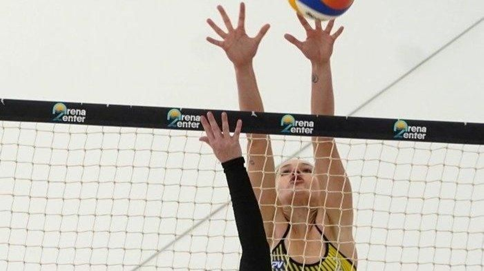 Una jugadora del Volei Praia Vigo ejecuta un altísimo bloqueo.