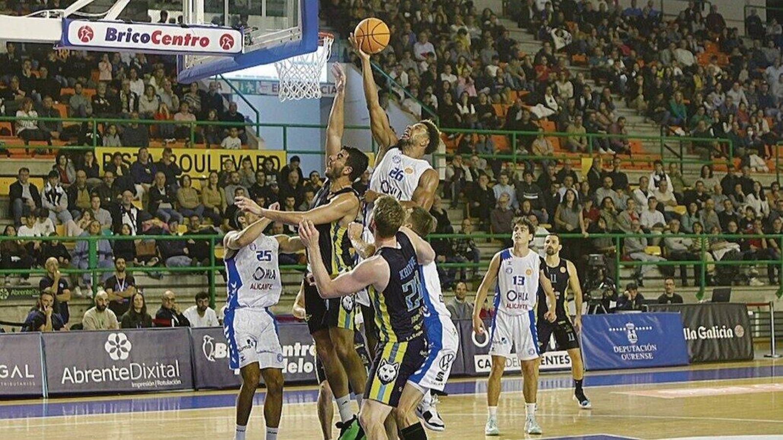 Ogunsipe se hace con la bola en el duelo COB-Alicante de esta temporada en el Pazo.