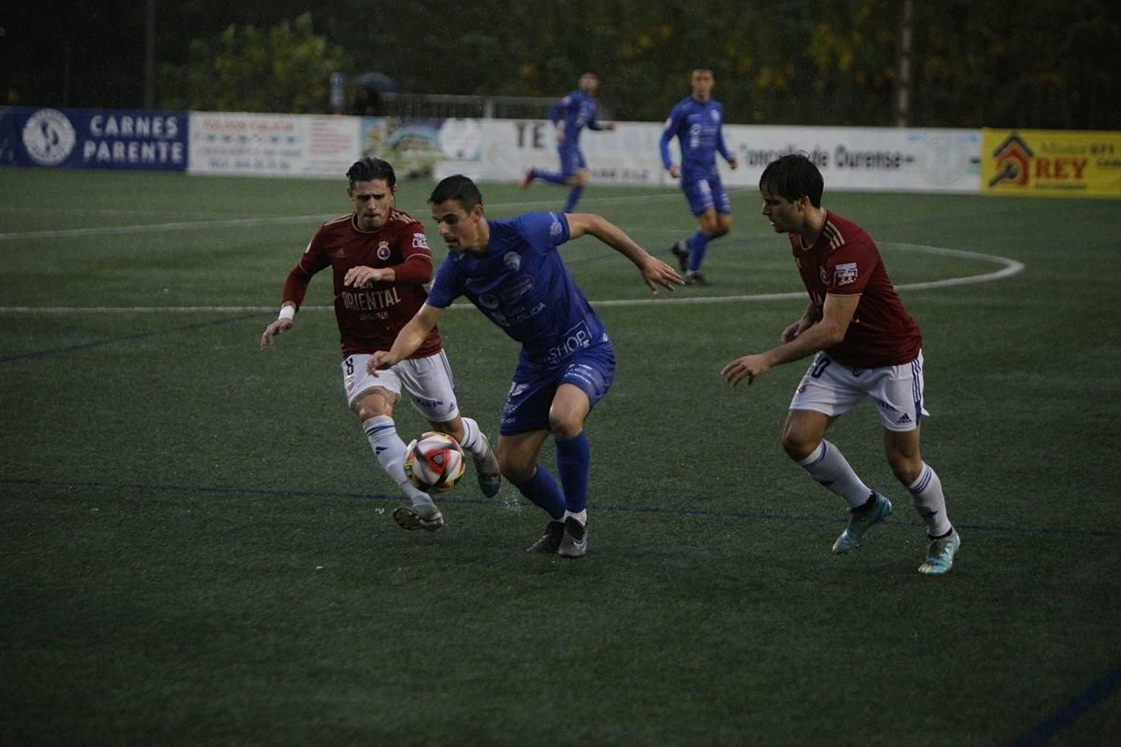 El delantero del Ourense CF Gabri Palmás aguanta la pelota ante Josemi, de la Gimnástica de Torrelavega.