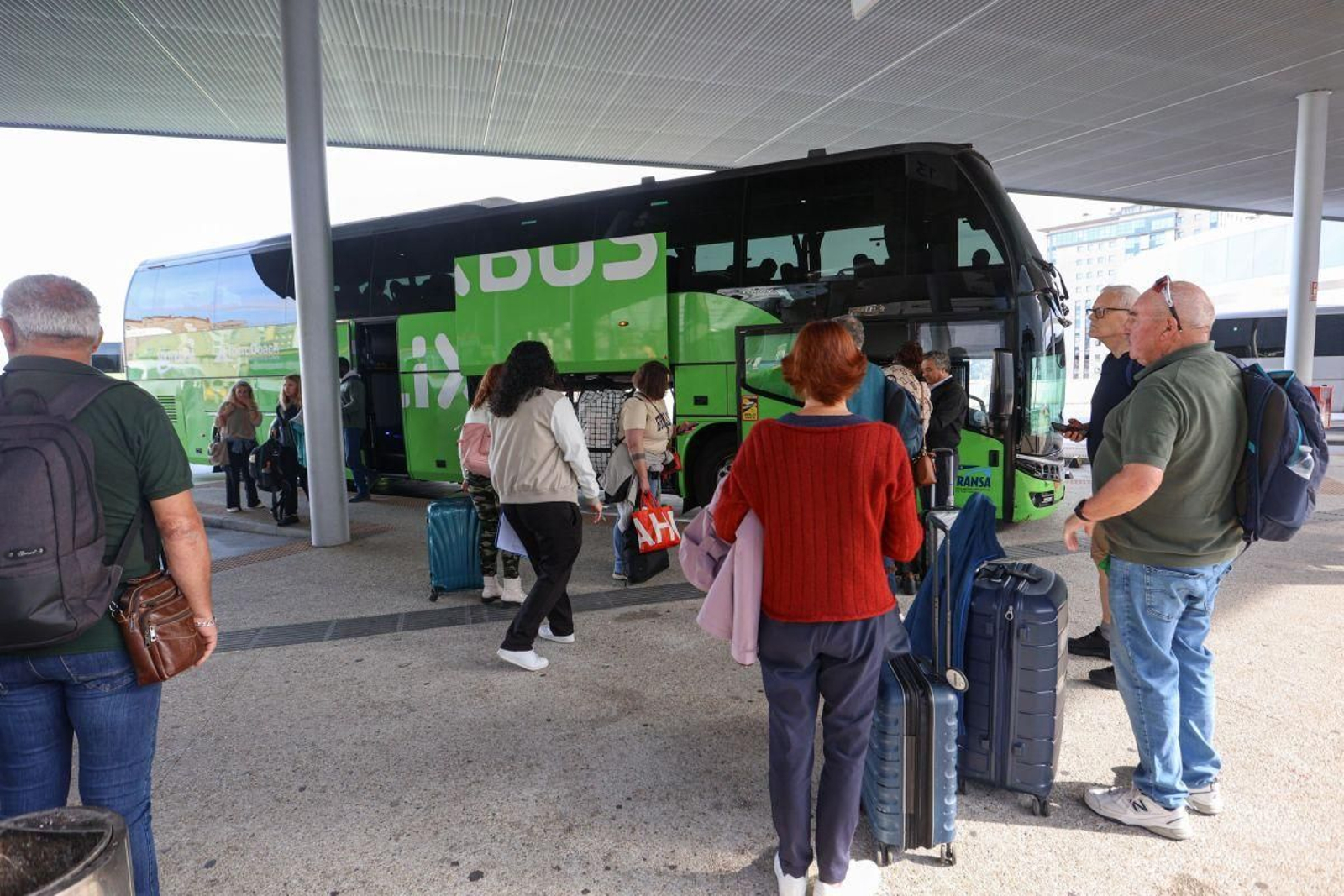 Cola de viajeros para tomar el autobús Flixbus hacia Oporto en la estación de Urzaiz