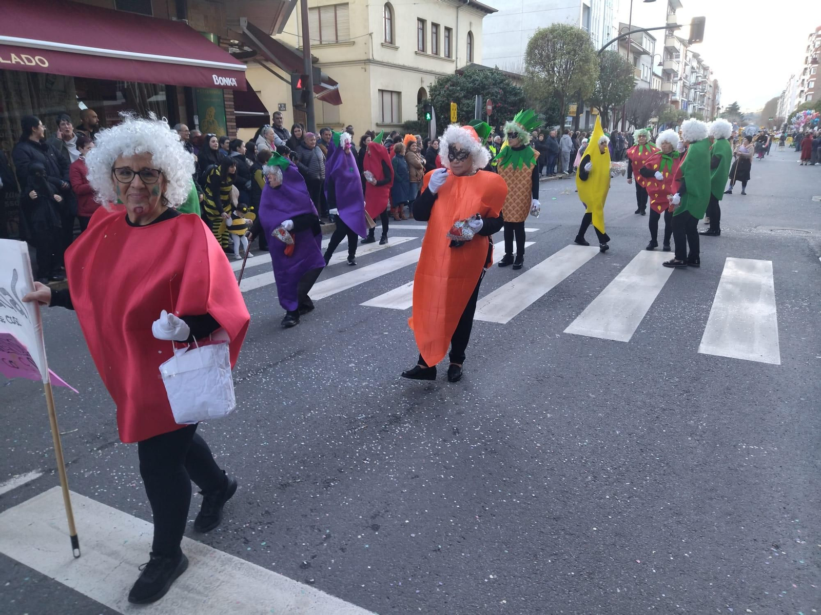 Galería | Música, paparota y mucho colorido en la comarca de Valdeorras durante su Martes de Entroido