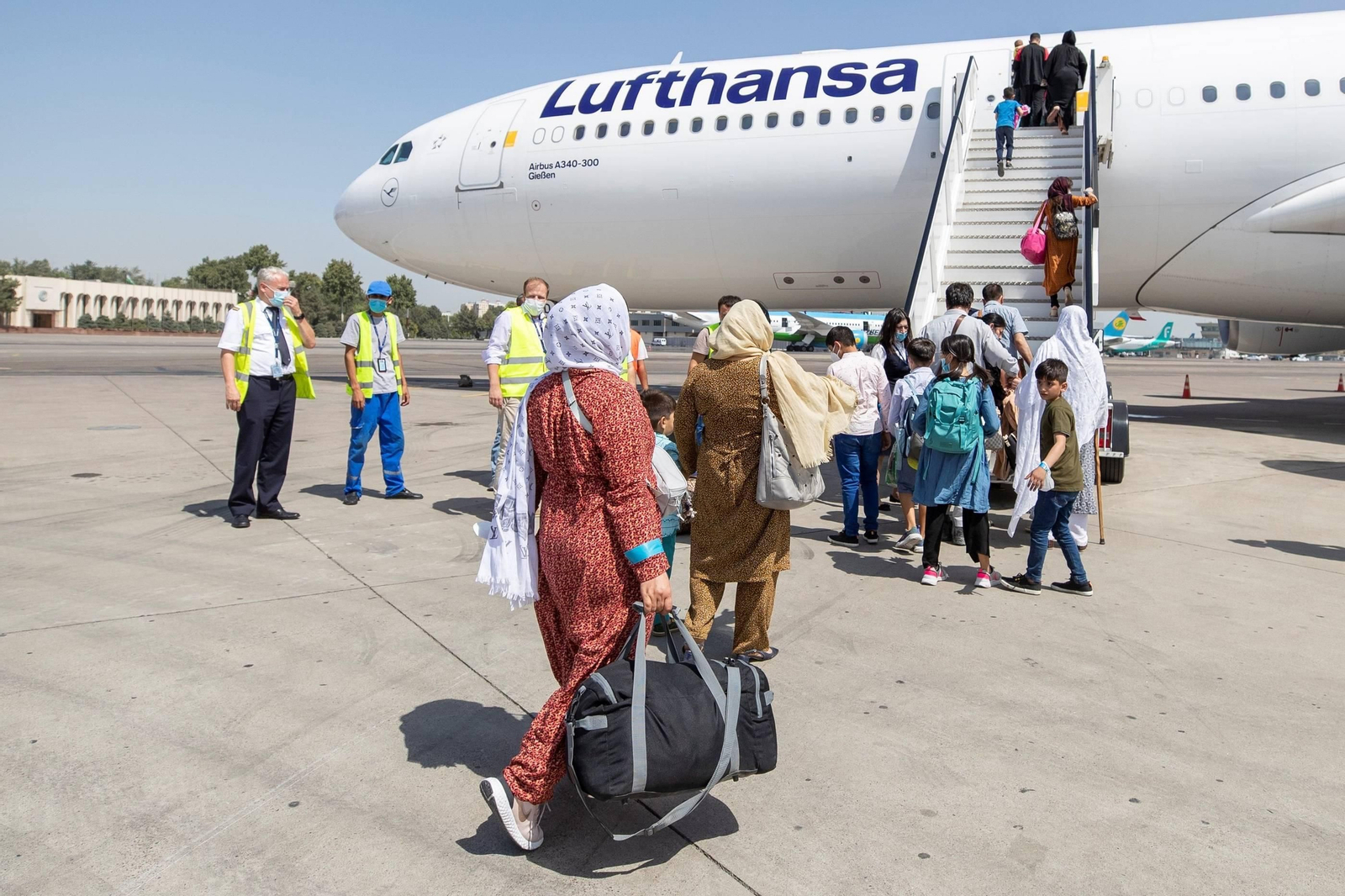Decenas de afganos parten de Kabul en un vuelo de la aerolínea alemana Lufthansa.