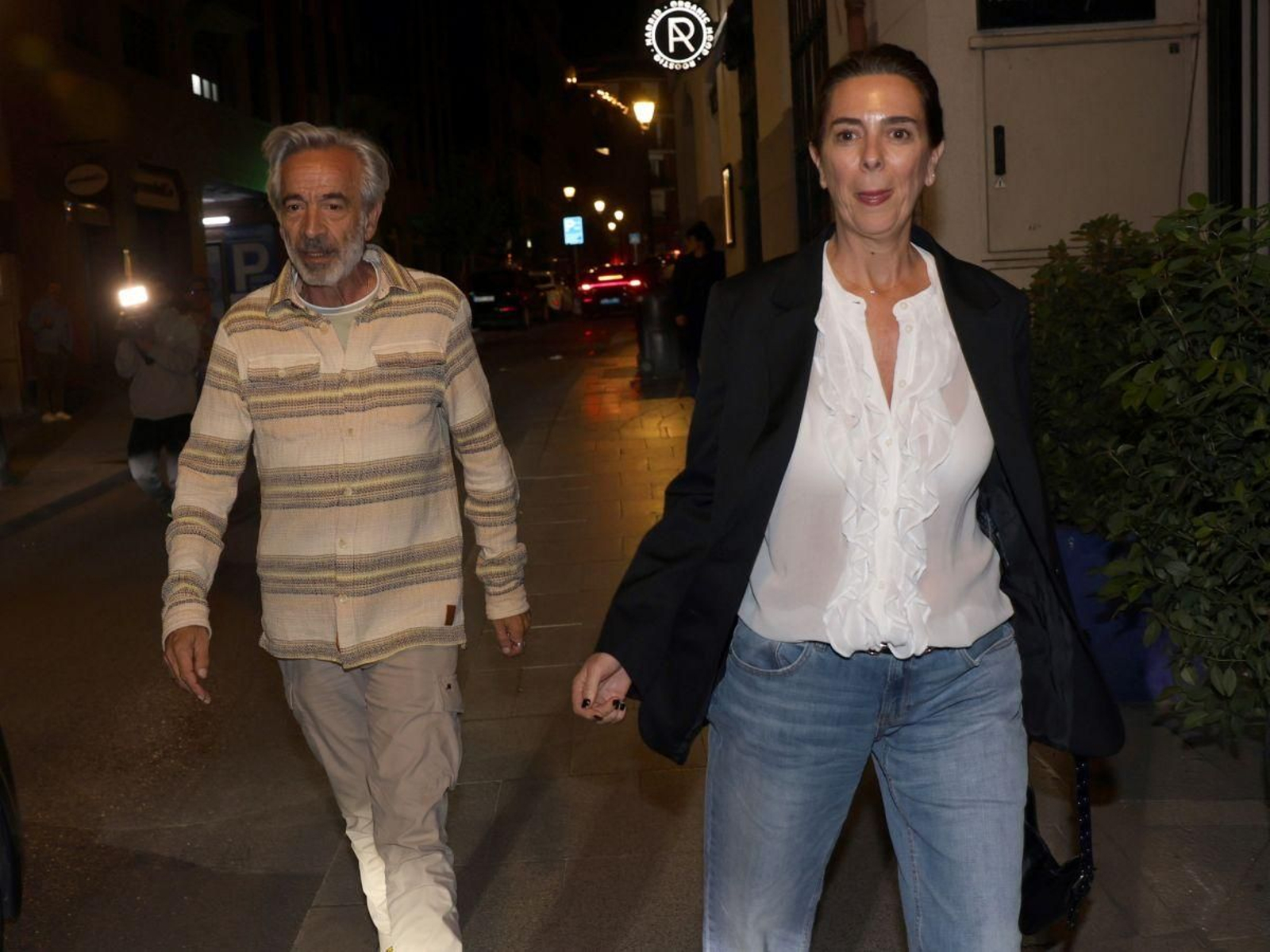 Imanol Arias junto a su mujer, Nélida Grajales, saliendo del restaurante donde celebró su cumpleaños.
