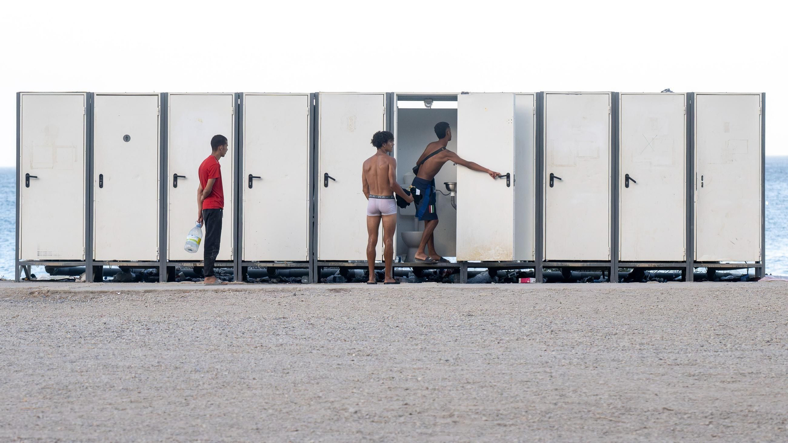 Varios inmigrantes acampados en la playa del Trampolín, a 20 de agosto de 2026, en Ceuta
