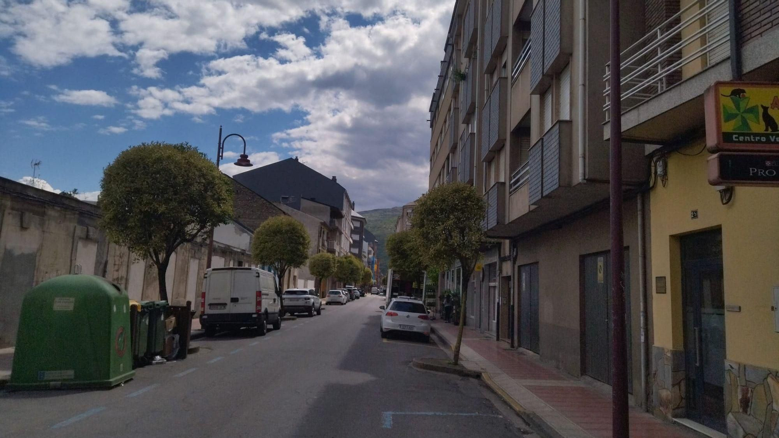 La avenida de Eulogio Fernández, donde se ubica el edificio desde el que el vecino de O Barco se precipitó.