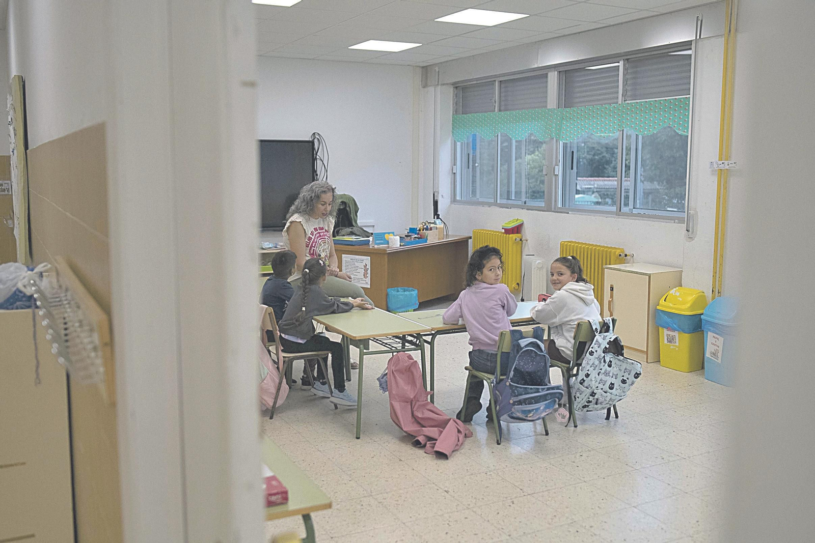 El colegio Os Blancos retomó las clases con aulas en las que conviven cuatro alumnos.