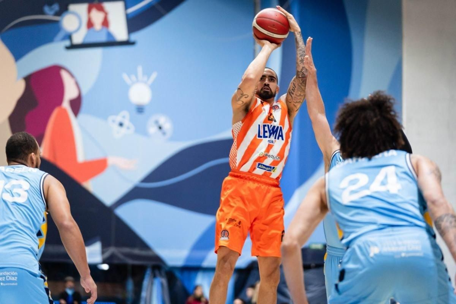 Yunio Barrueta lanza a canasta ante el Estudiantes. (NICHOLAS P. JONES)