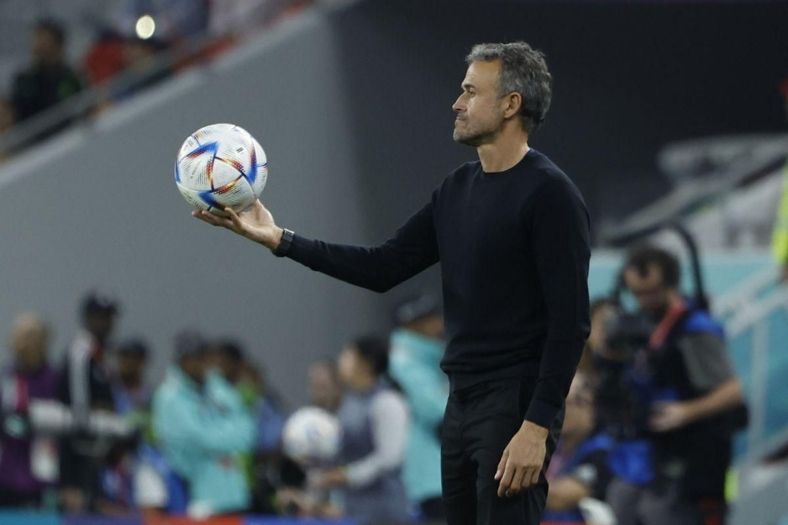 Luis Enrique, sujetando un balón durante el encuentro ante Costa Rica.