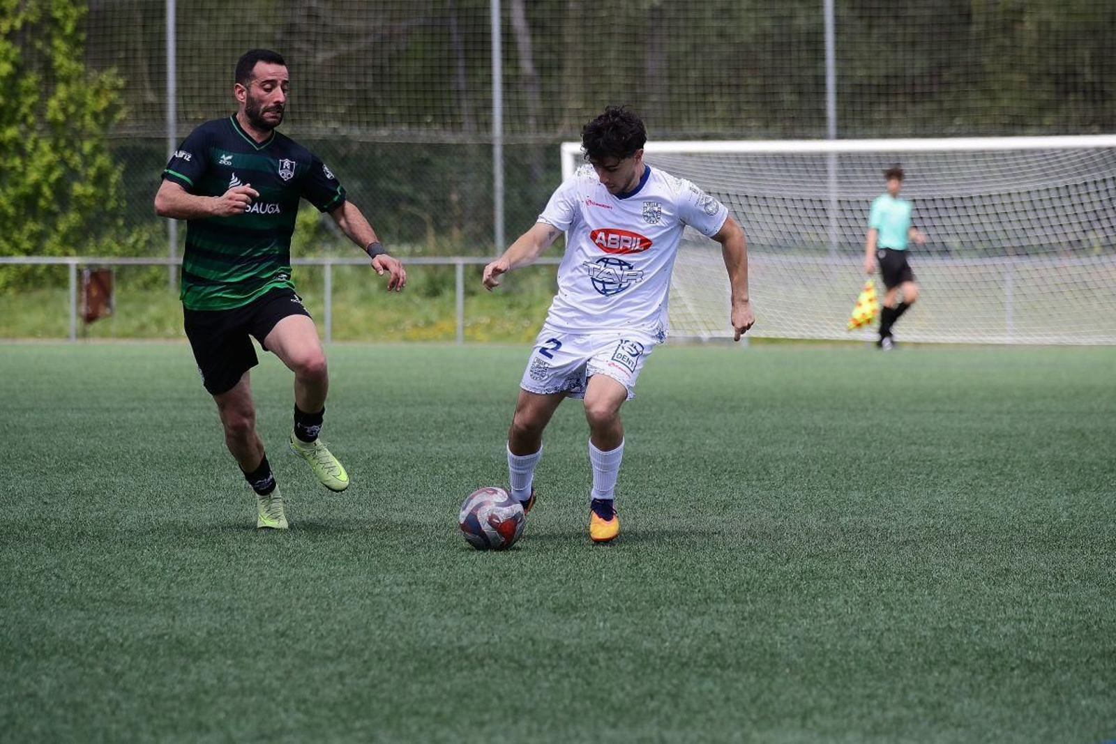 José, del Velle, conduce el balón anee la mirada del alaricano Esteban.
