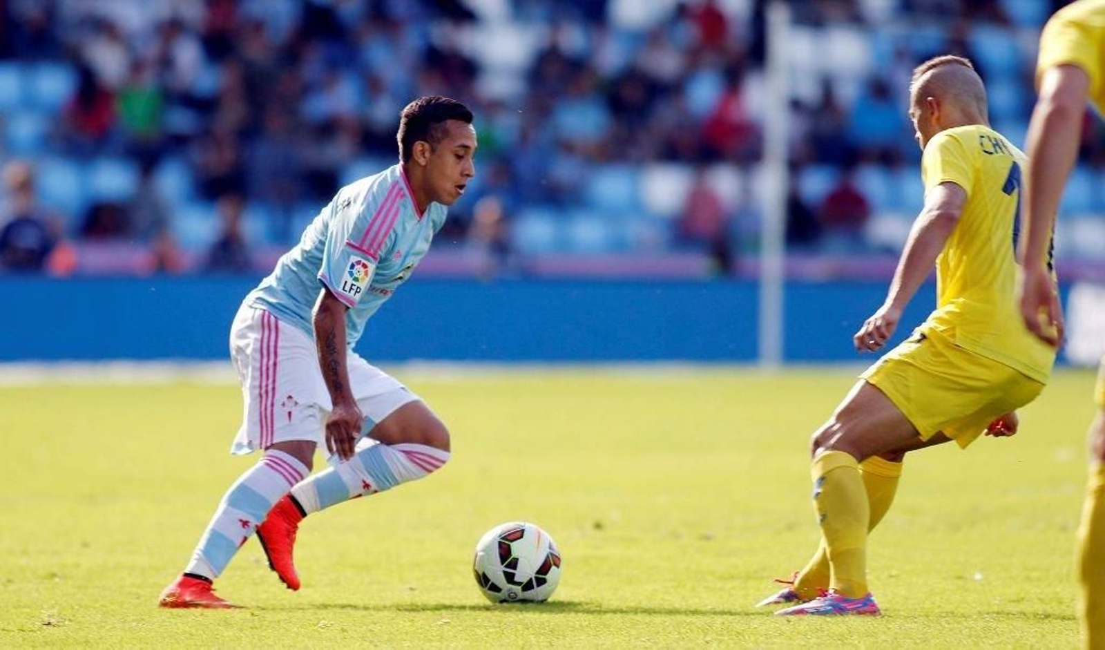 Fabián Orellana encara al internacional ruso Cheryshev durante el partido de ayer en Balaídos.