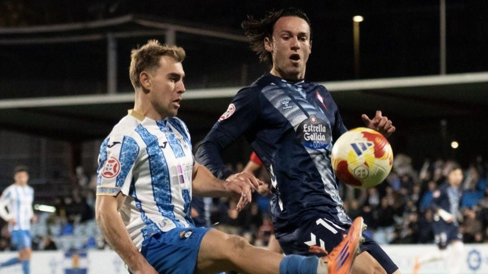 El local Marcos Moreno trata de marcharse de Joel Rodríguez, que tuvo mucho trabajo en su flanco.