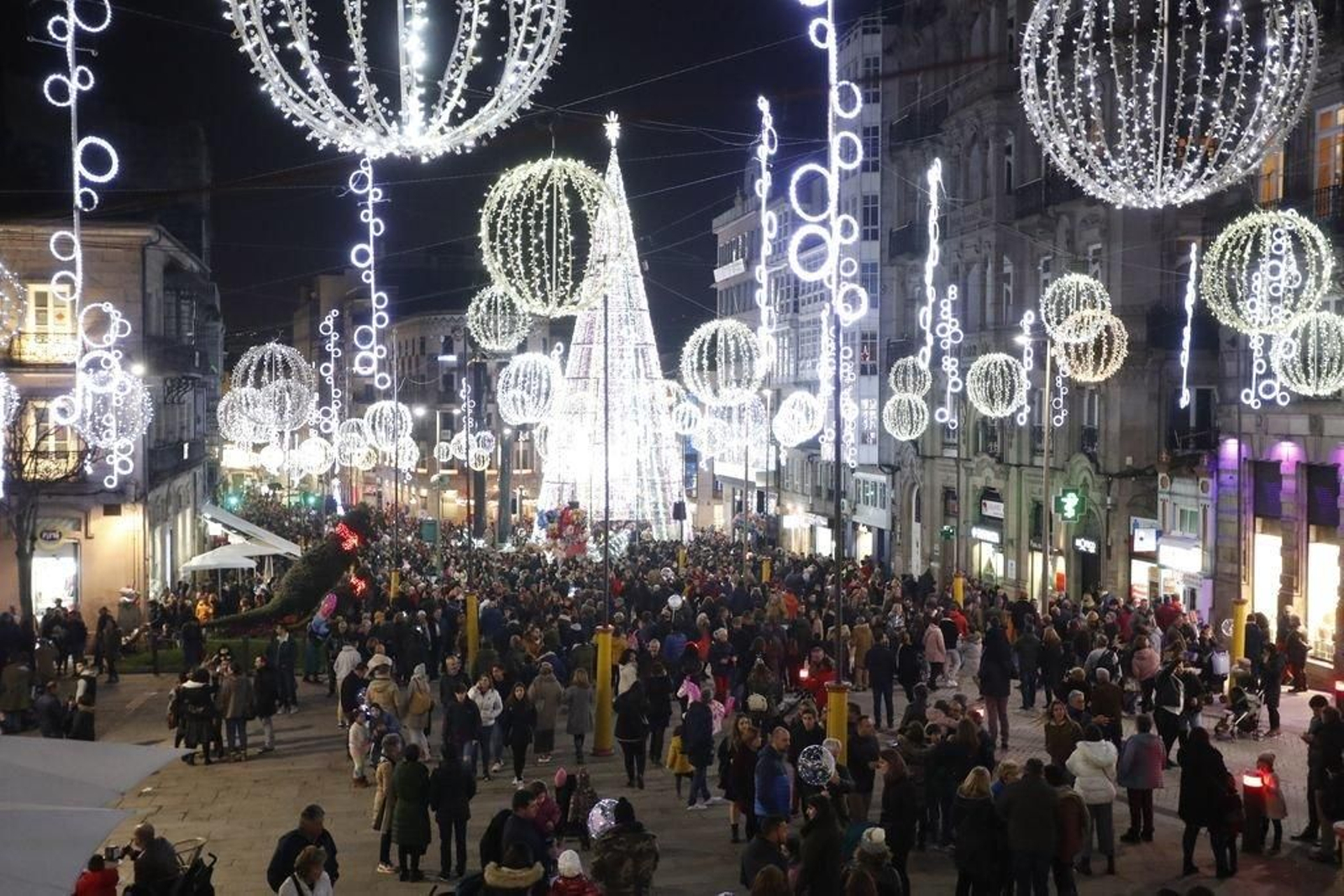 Los turistas invaden Vigo en el Puente308