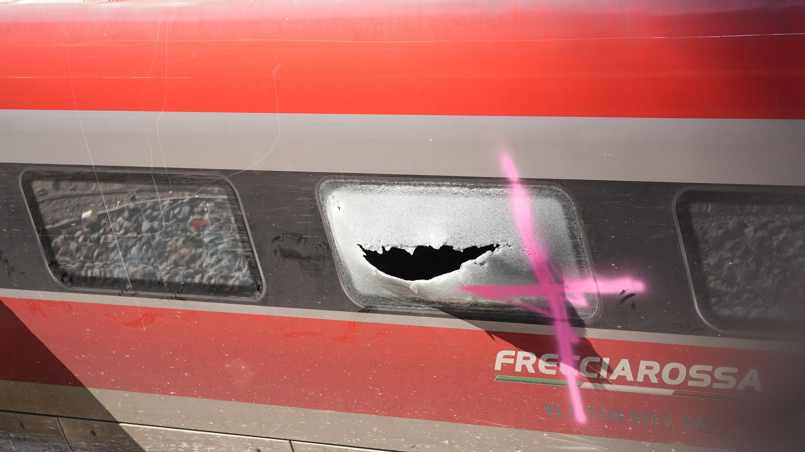 Ventanas destrozadas en uno de los vagones por donde accedieron los equipos de rescate.