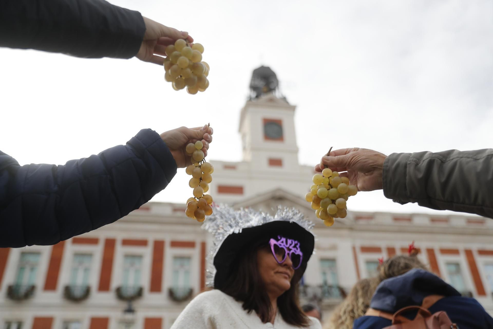 Las principales cadenas de televisión retransmitirán las Campanadas desde la Puerta del Sol de Madrid. // EFE