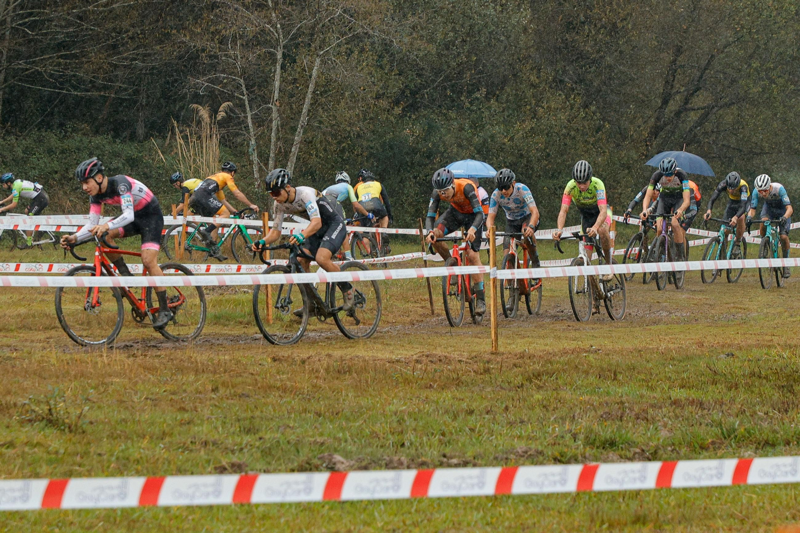Galería | Más de 200 ciclistas compiten en el trofeo de ciclocross del Concello de Nigrán