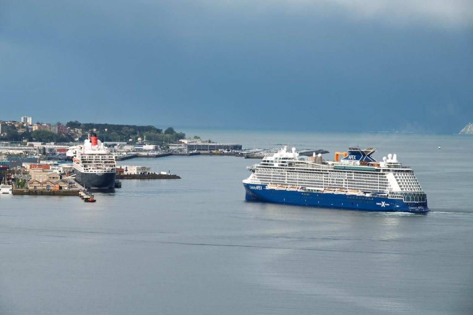 El "Celebrity", atracando en Vigo, con el "Queen Mary 2" ya posicionado.