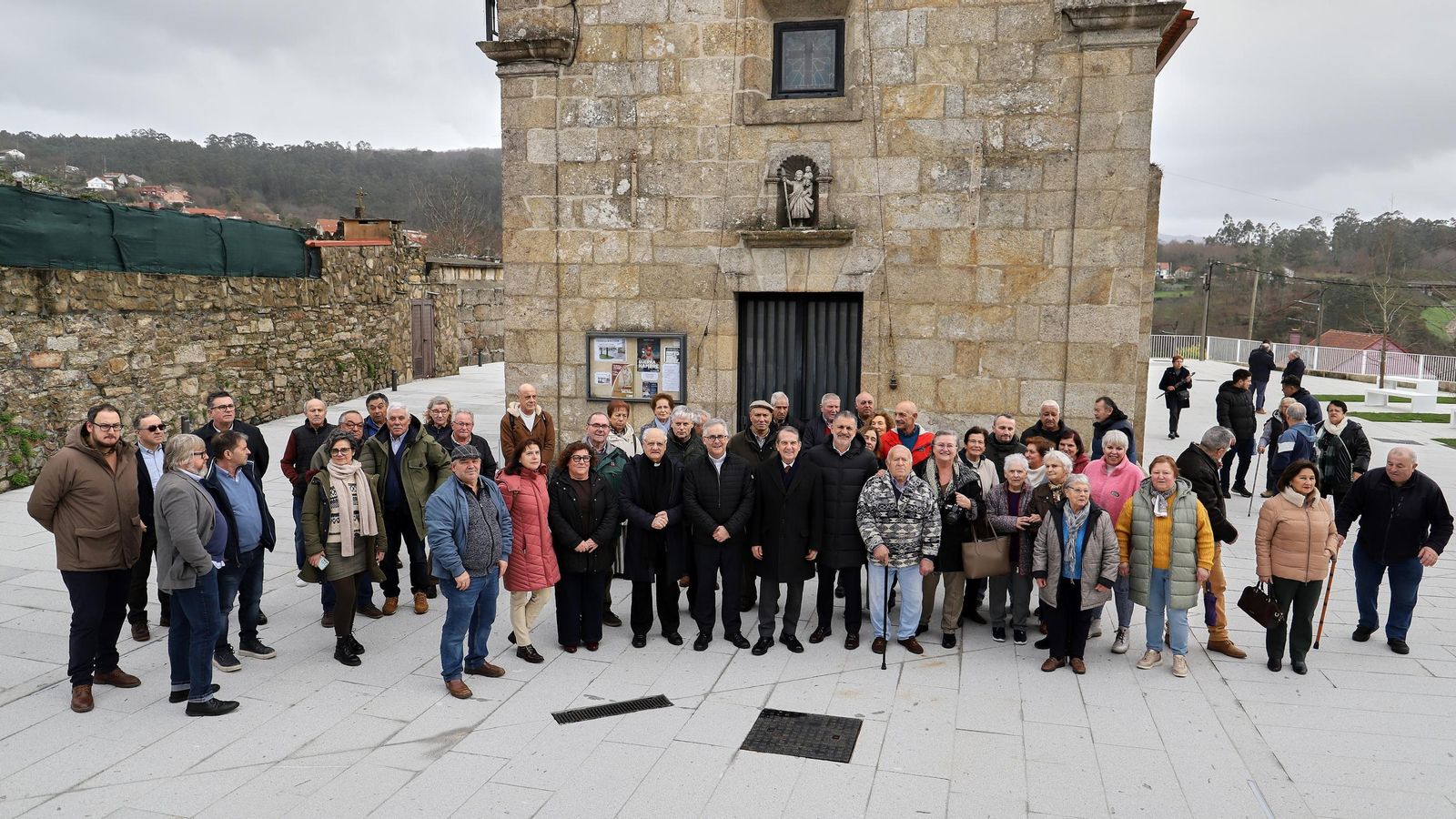 La inauguración ayer de la remodelación del atrio de la iglesia de Candeán.