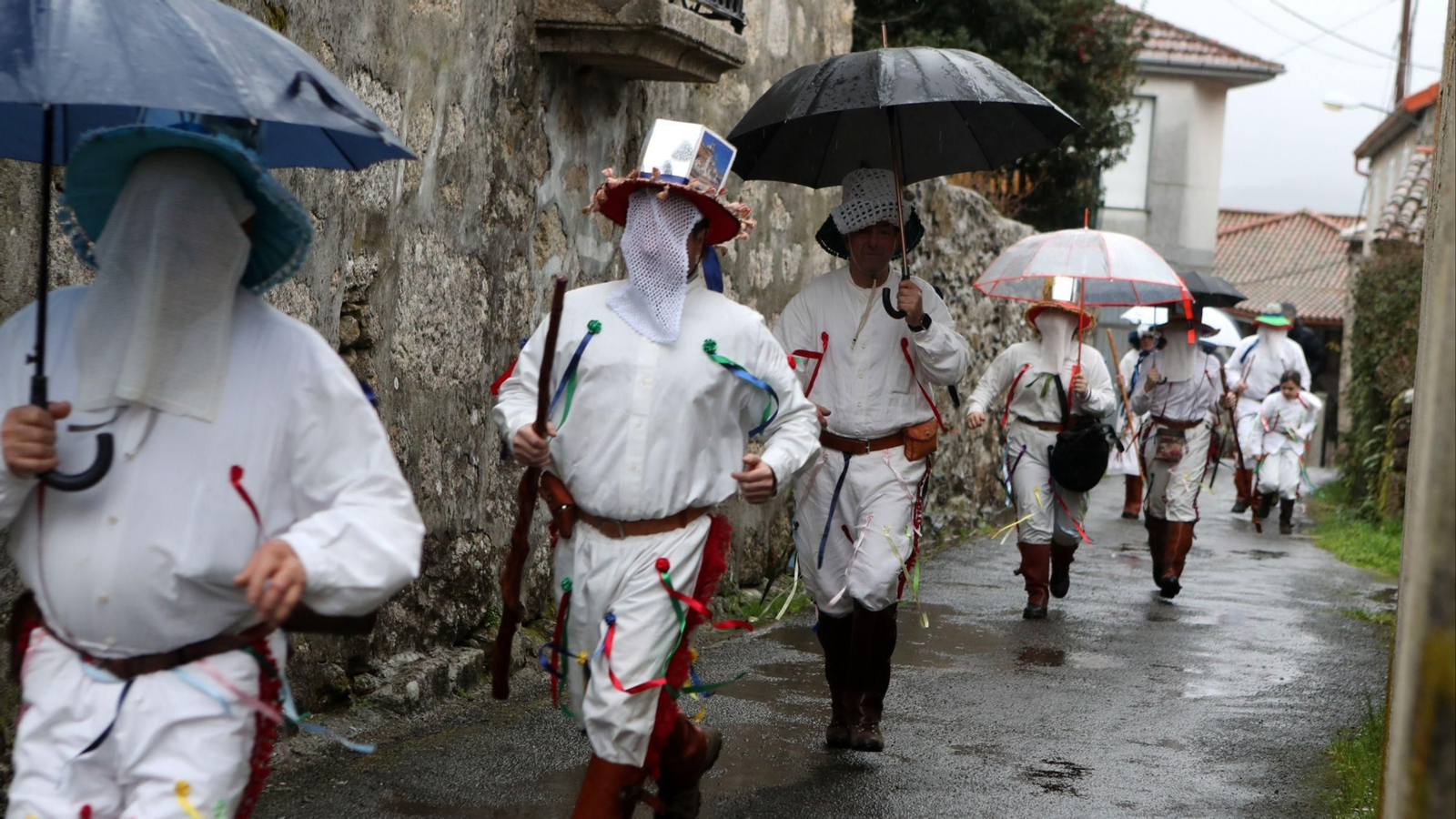 A comitiva de Troteiros viviu momentos de choiva á mañá, que en ningún caso impediron que completaran o percorrido.