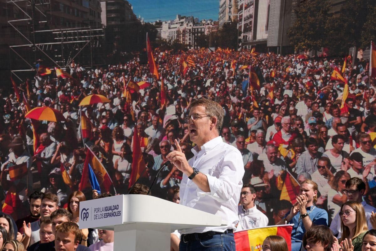 El presidente del Partido Popular, Alberto Núñez Feijóo, durante su discurso a la multitud congregada ayer en Madrid contra la amnistía.