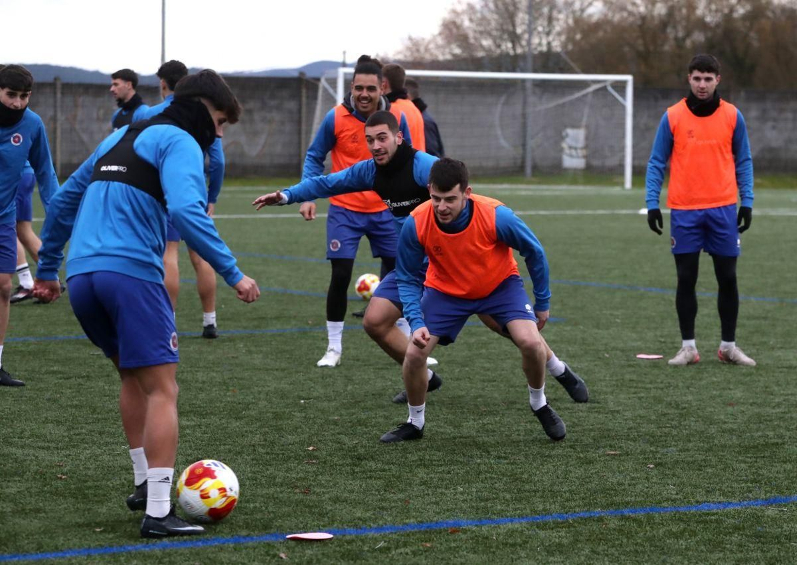Los jugadores de la UD Ourense, durante un rondo en un entrenamiento.
