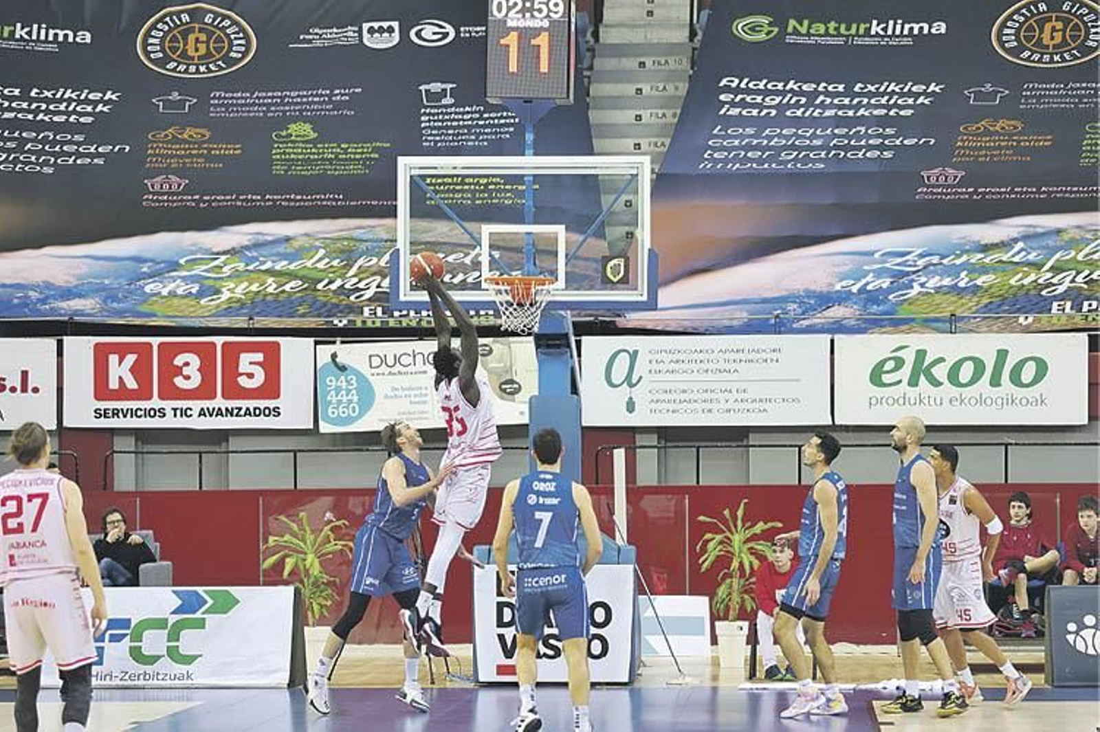 El jugador cobista Kur Kuath se dispone a hacer un mate en el duelo disputado en San Sebastián. FOTO: GIPUZKOA BASKET