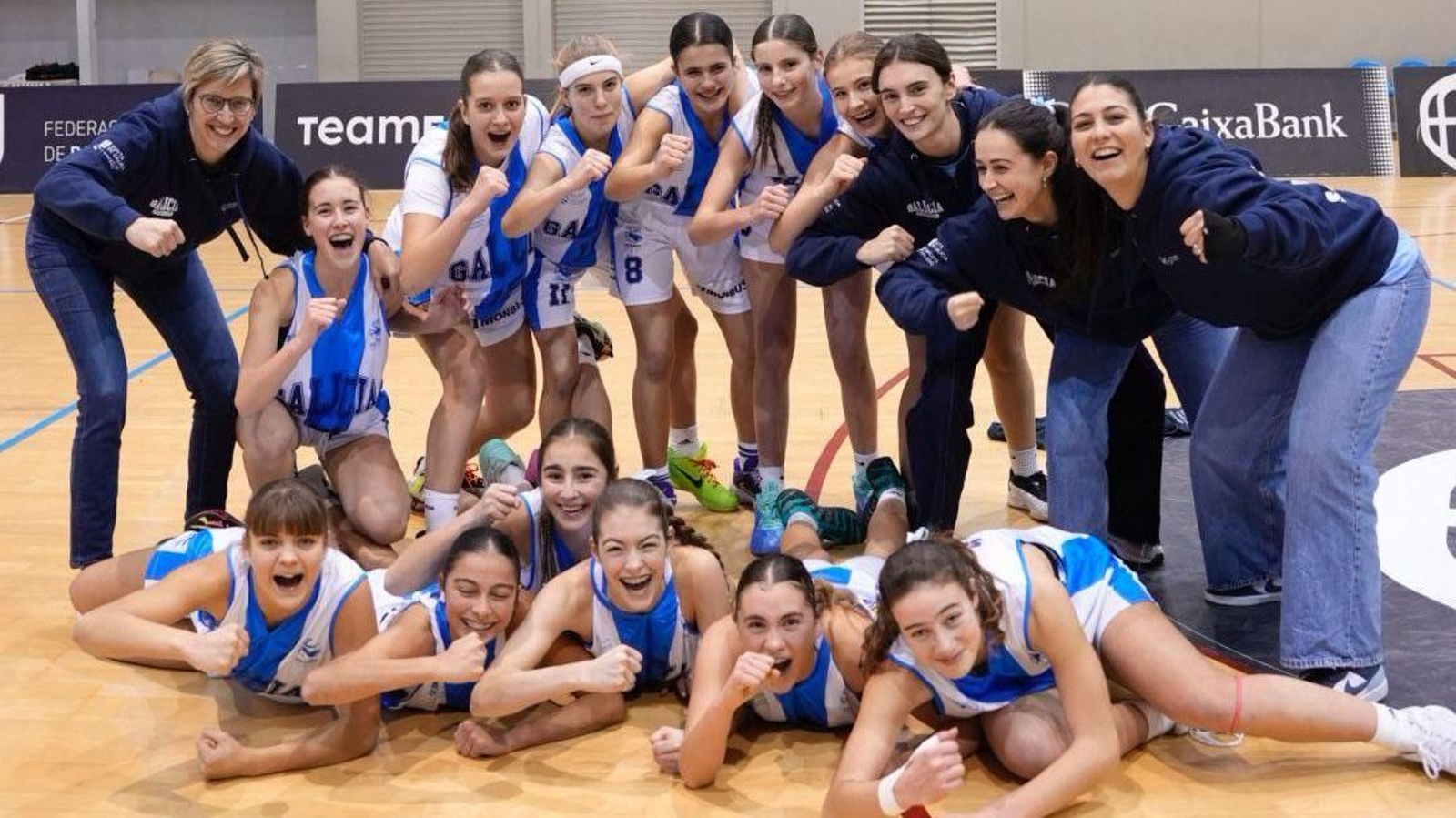La selección infantil femenina celebra la clasificación para cuartos de final.