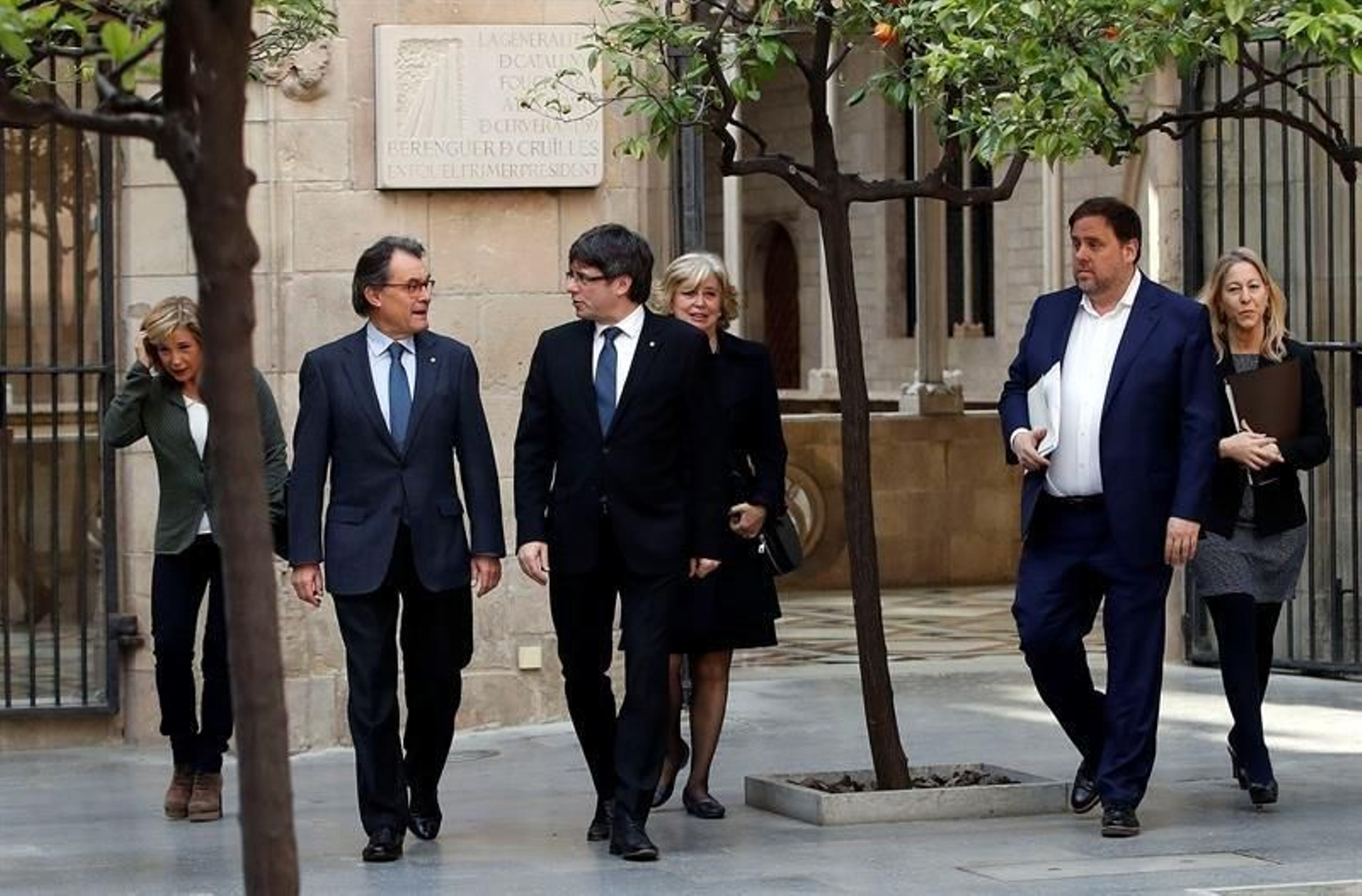 El presidente de la Generalitat, Carles Puigdemont (3i), el vicepresidente Oriol Junqueras (2d), y la consellera de Presidencia, Neus Munté (d), junto al expresidente Artur Mas (2i), y las exconselleras Joan Ortega (i) e Irene Rigau (3d).