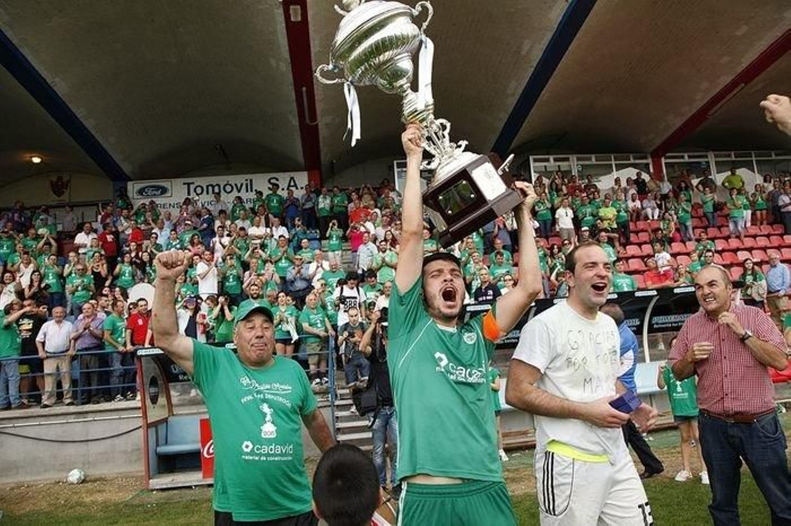 El capitán Carlos Escudero levanta la copa de campeón.