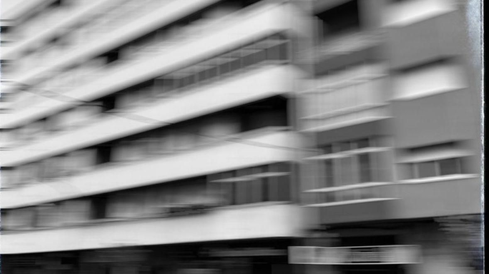 Edificio por la ventaja de un coche.