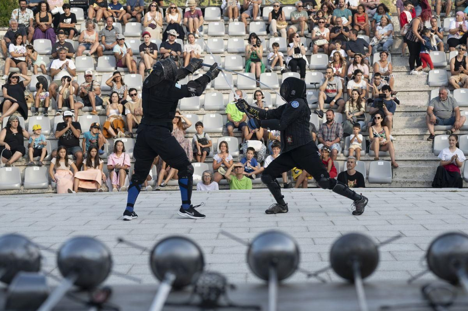 La exhibición de esgrima tuvo lugar en el Auditorio Rubén García, en el Castillo de Ribadavia. MARTIÑO PINAL