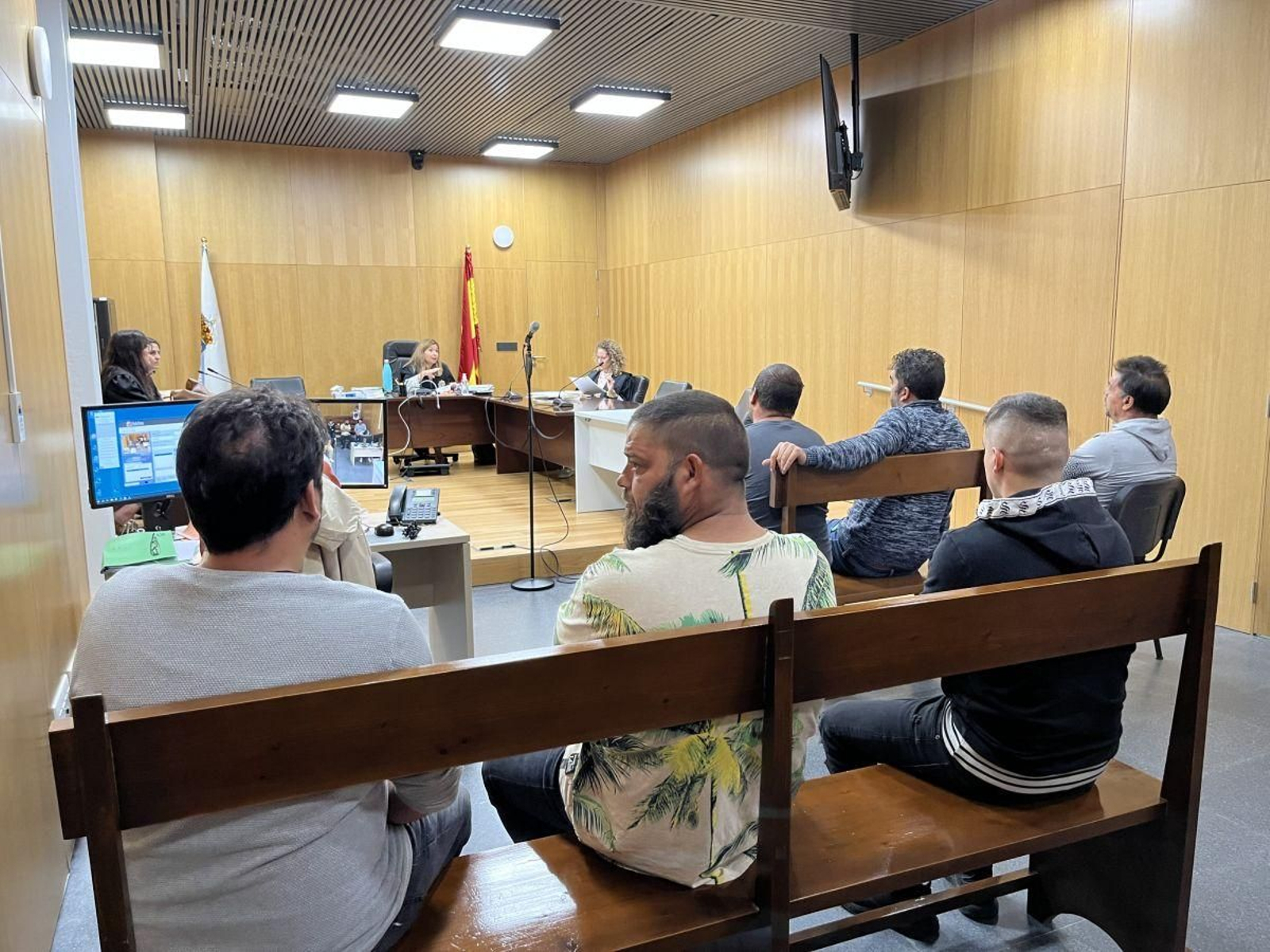 Los seis acusados, en el banquillo. En la vista quedó exonerado el primero por la izquierda. MS