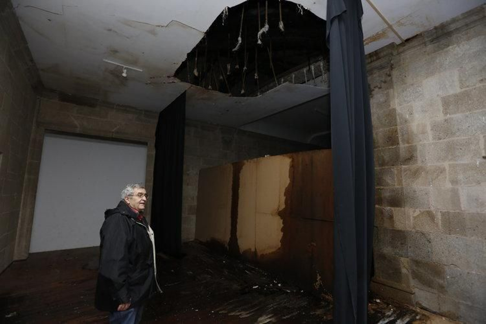 Estado en el que se encuentraba la primera planta del claustro tras las iltraciones del invierno pasado (XESÚS FARIÑAS)