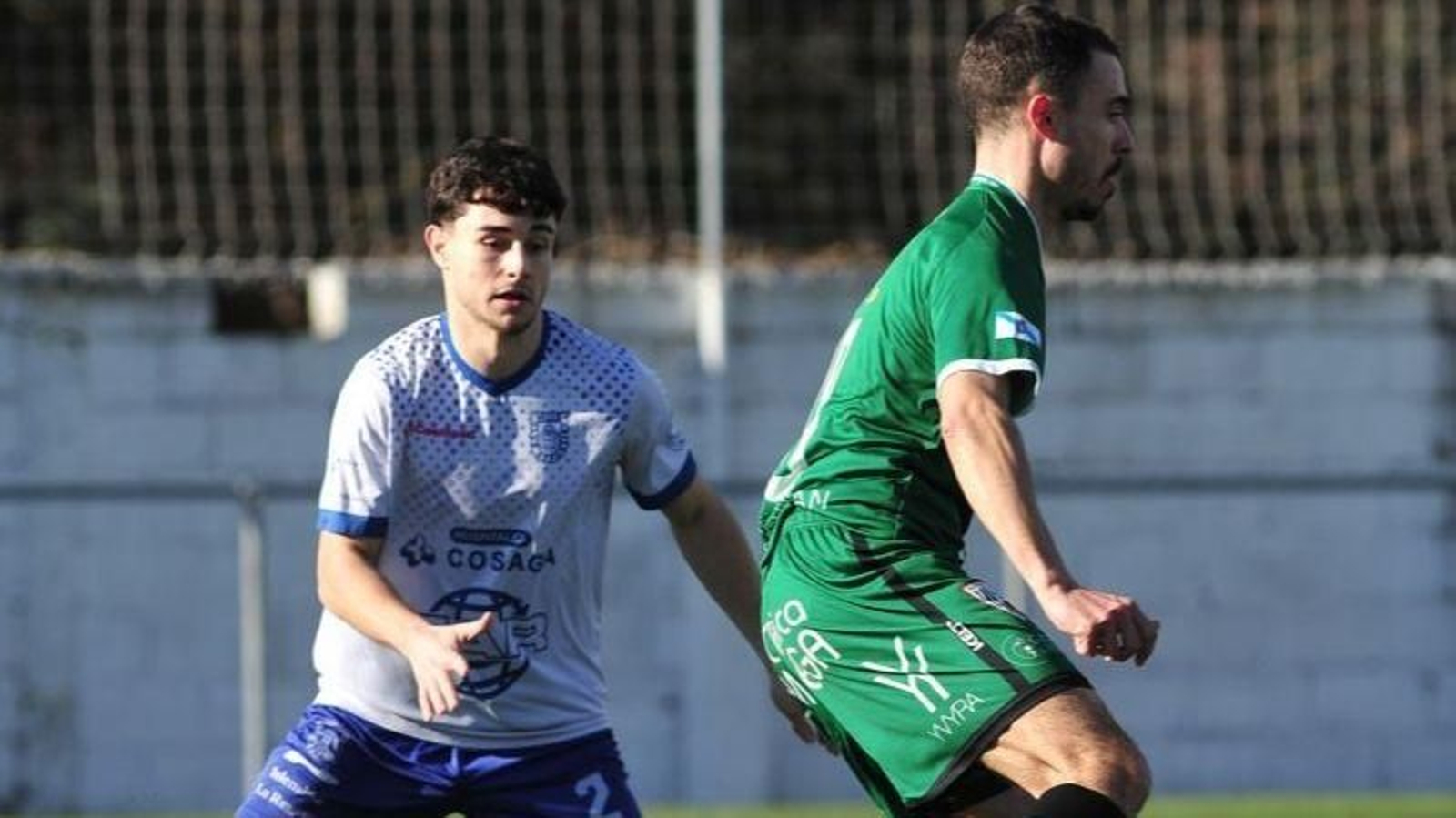 El antelano Joni controla el balón ante la presencia de José, lateral del Velle, ayer en el Monte da Aira.
