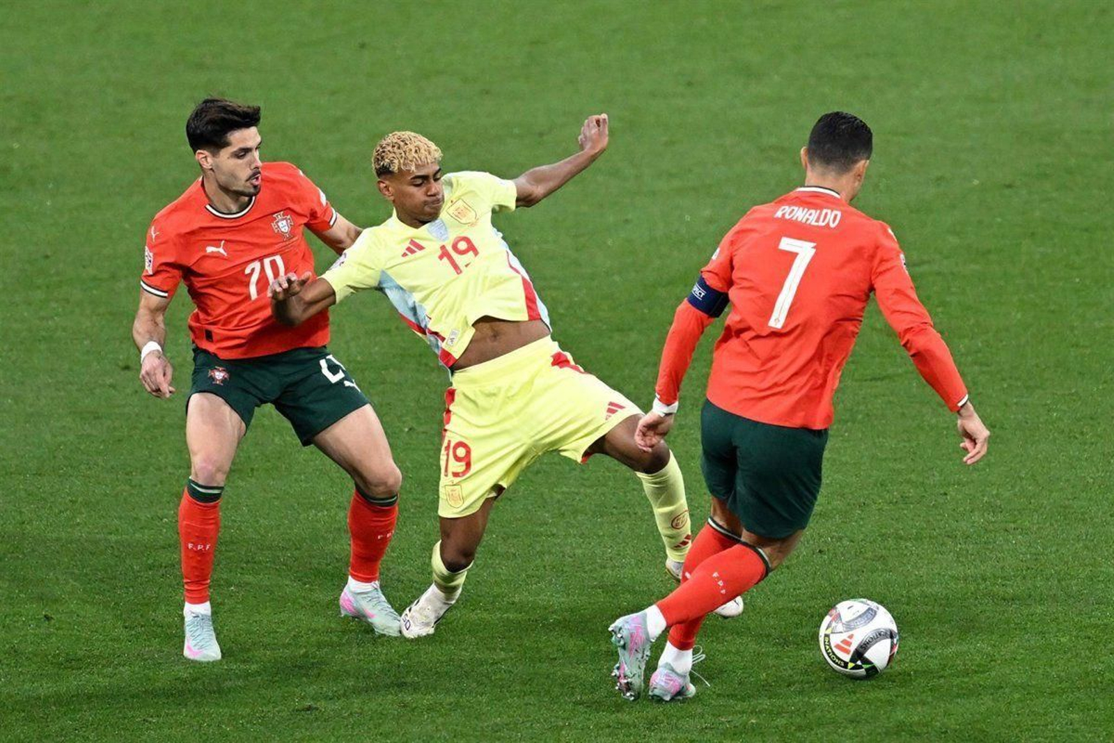 Lamine Yamal trata de recuperar un balón a Cristiano Ronaldo.