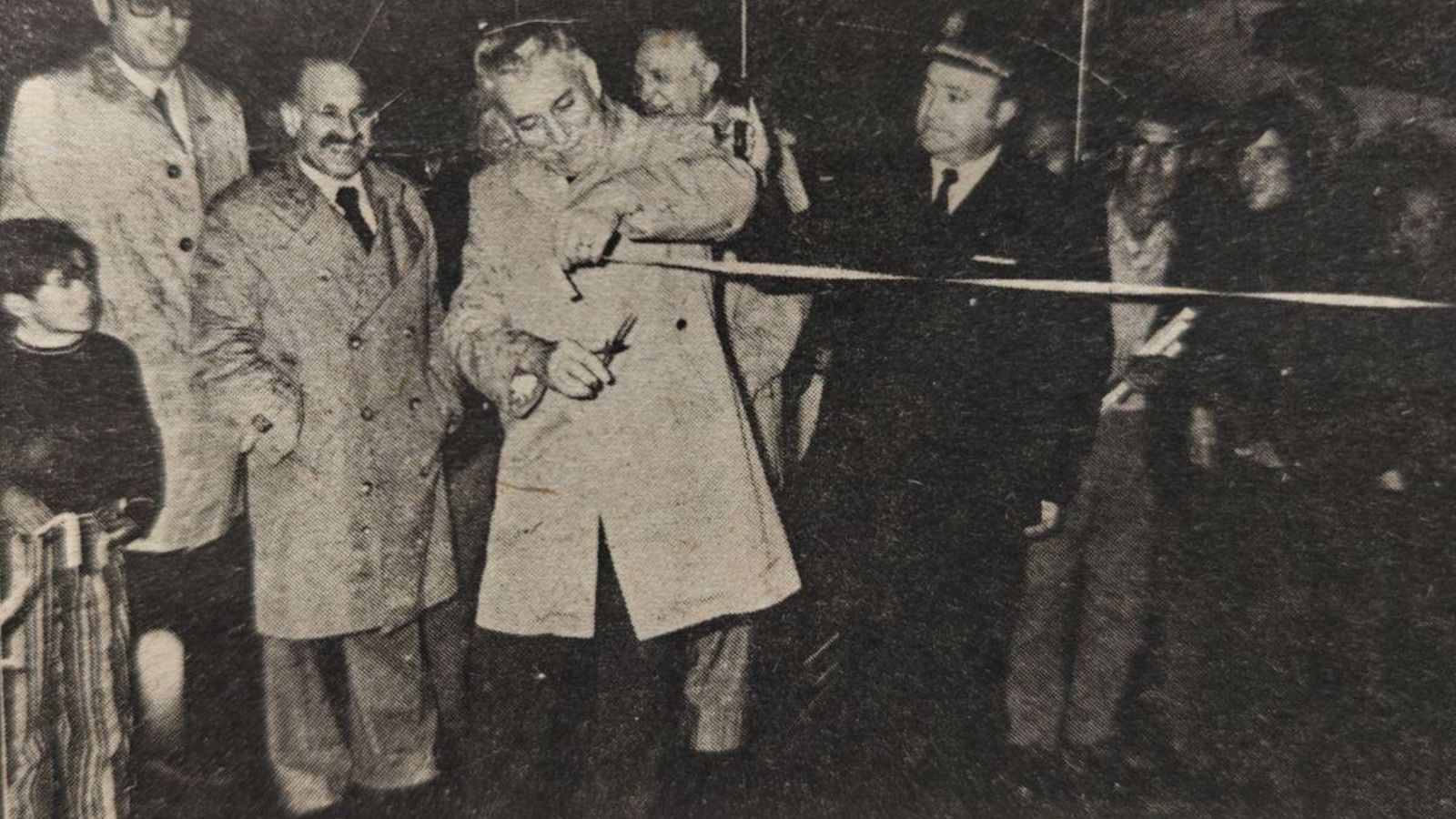 El gobernador civil cortando una cinta.