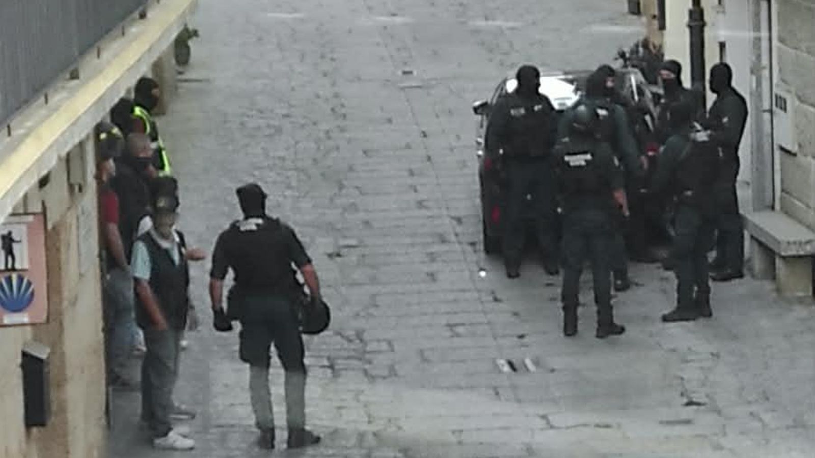 Agentes de las fuerzas de seguridad durante la inspección y registro del inmueble intervenido en Seixalbo