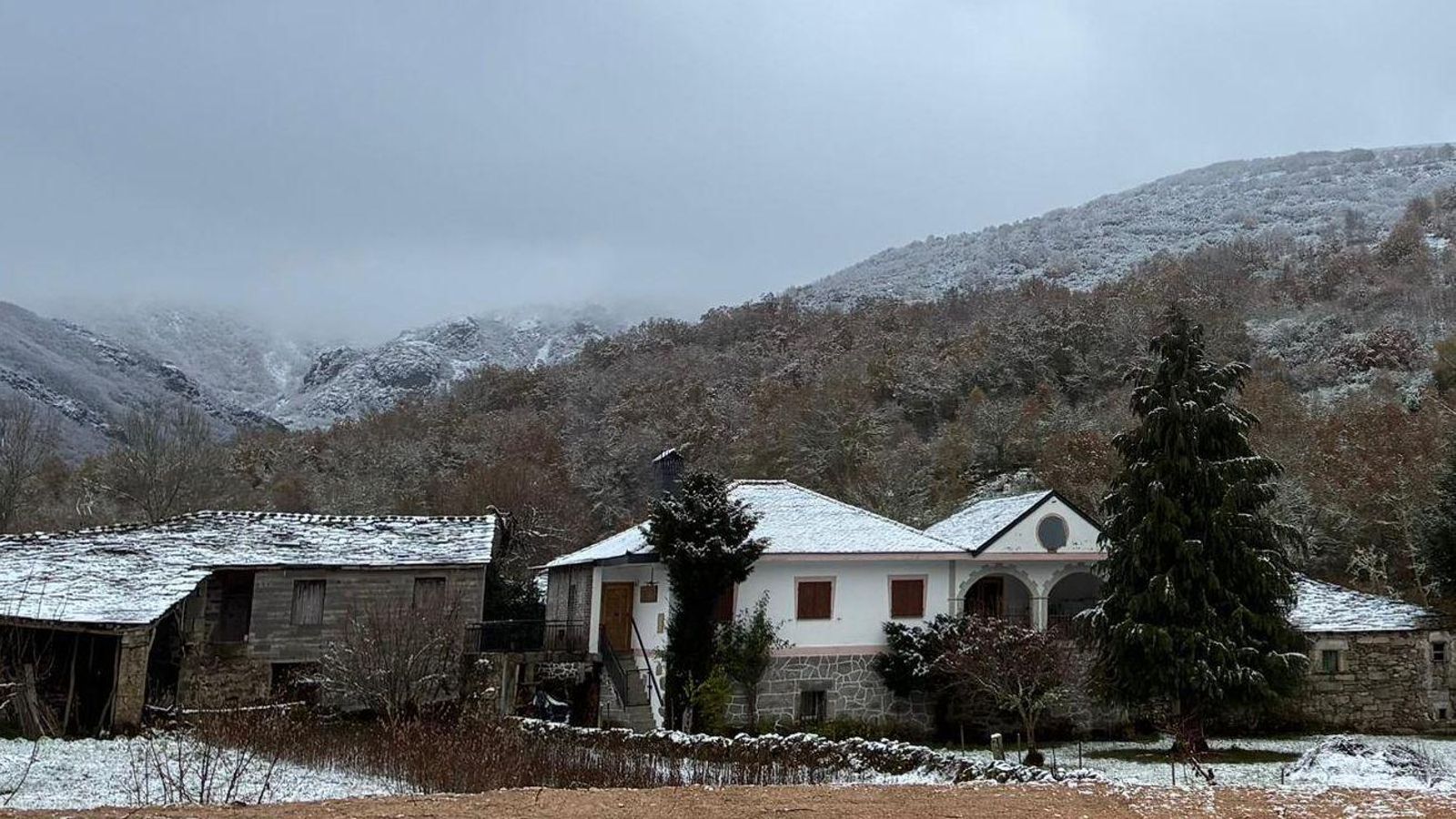 La zona de Xares (A Veiga) cubierta de blanco