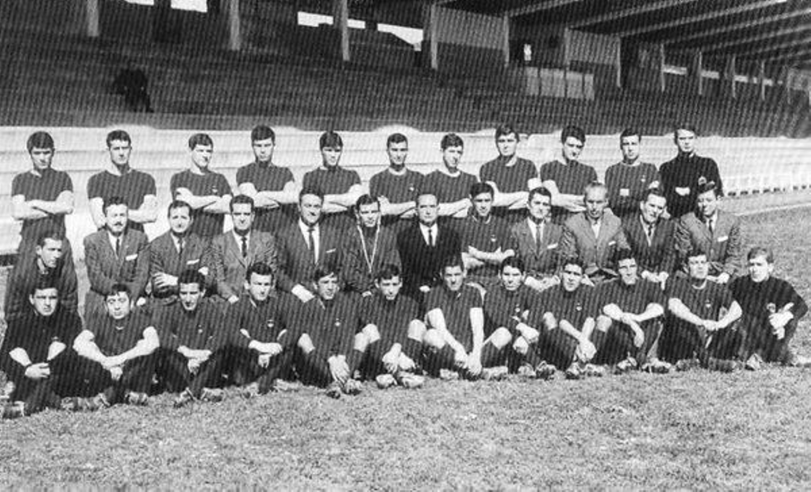 Histórica formación del C.D.Orense que estaba presidido por don Florencio Alvarez y entrenaba Fernando Bouso.