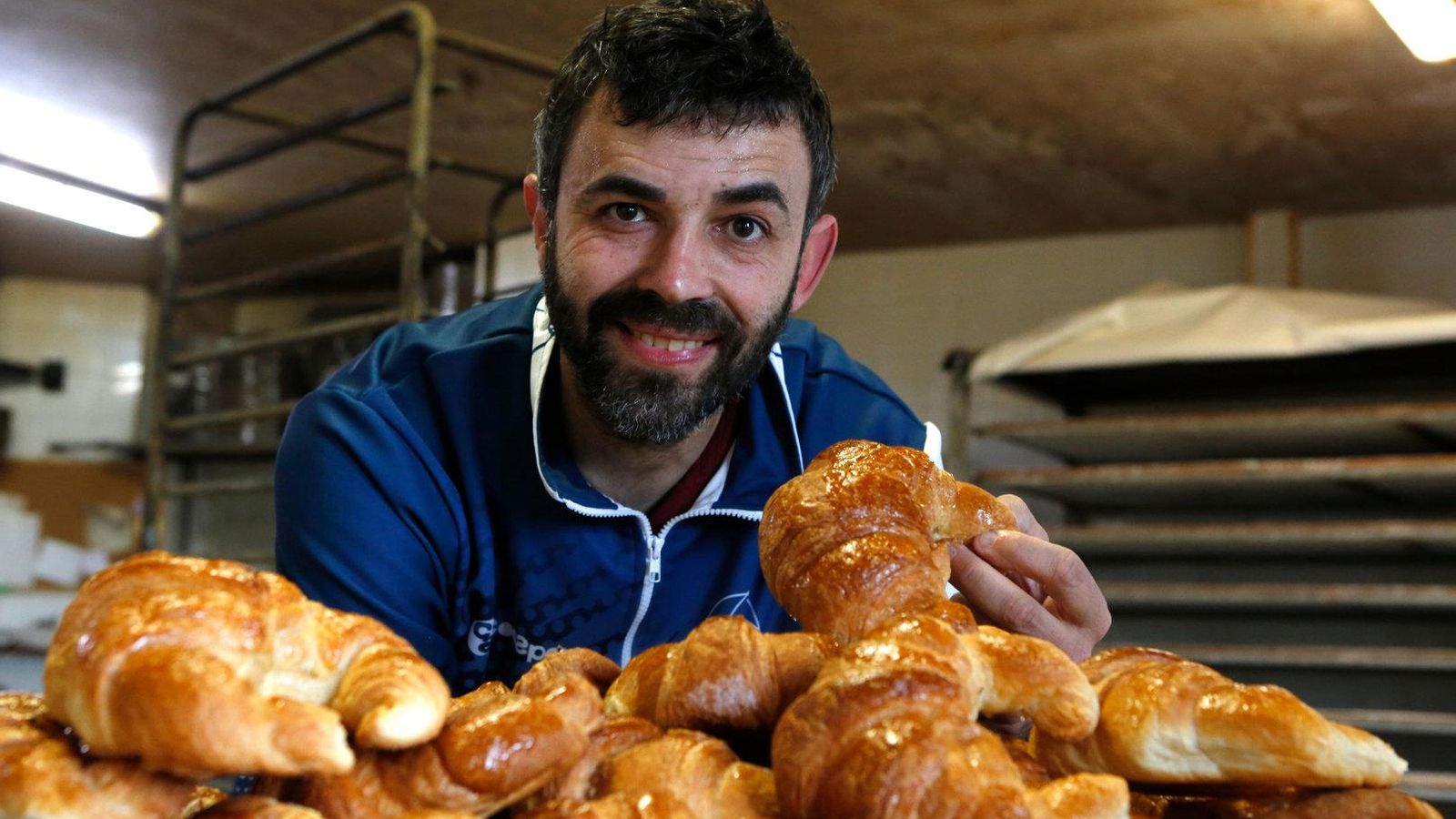 El atacante Roberto ‘Lobo’ Gómez, del Nogueira, en su panadería en Vistahermosa.